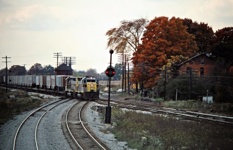 Eastbound Erie Lackawanna Railway freight train passing RU Tower at Creston, Ohio, on October 11, 1975. Photograph by John F. Bjorklund, © 2016, Center for Railroad Photography and Art. Bjorklund-55-13-23