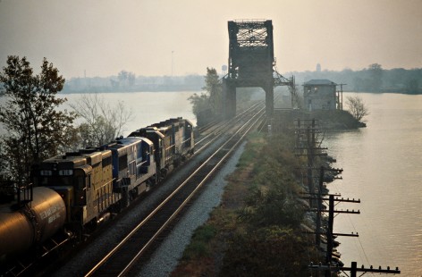 Eastbound Conrail freight train at Port Clinton, Ohio, on October 22, 1977. Photograph by John F. Bjorklund, © 2016, Center for Railroad Photography and Art. Bjorklund-80-28-04