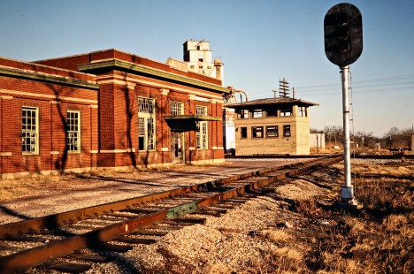Missouri–Kansas–Texas Railroad and Burlington Northern Railroad crossing at Durant, Oklahoma, on December 28, 1981. Photograph by John F. Bjorklund, © 2016, Center for Railroad Photography and Art. Bjorklund-70-17-07