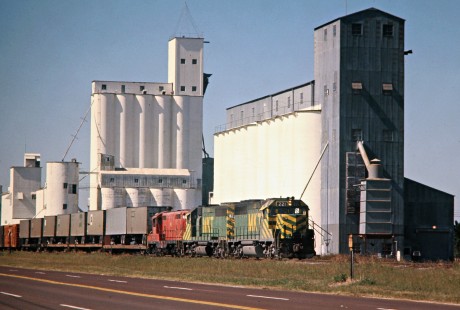 Missouri–Kansas–Texas Railroad freight train extra 221 east in Katy, Texas, on October 31, 1976. Photograph by John F. Bjorklund, © 2016, Center for Railroad Photography and Art. Bjorklund-70-01-08