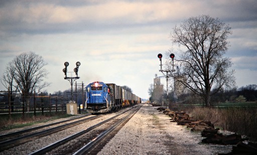 Eastbound Conrail freight train at Rocky Ridge, Ohio, on May 5, 1979. Photograph by John F. Bjorklund, © 2016, Center for Railroad Photography and Art. Bjorklund-81-15-15