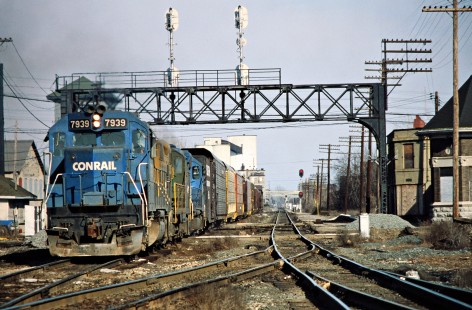 Westbound Conrail freight train in Marion, Ohio, on March 18, 1979. Photograph by John F. Bjorklund, © 2016, Center for Railroad Photography and Art. Bjorklund-81-10-18