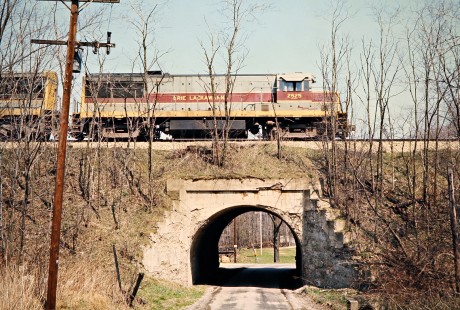 Eastbound Erie Lackawanna Railway freight train in Pavonia, Ohio, on March 28, 1976. Photograph by John F. Bjorklund, © 2016, Center for Railroad Photography and Art. Bjorklund-56-02-05