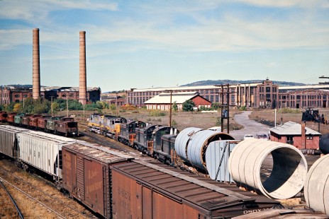 Northbound Lehigh Valley Railroad freight train at Sayre, Pennsylvania, on September 30, 1973. Photograph by John F. Bjorklund, © 2016, Center for Railroad Photography and Art. Bjorklund-82-19-02