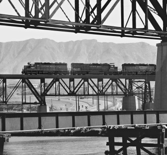 Eastbound Southern Pacific Railroad freight train crosses Rio Grande as it enters El Paso, Texas, in April 1981 over a bridge built by El Paso and Southwestern Railroad. The parallel bridge (at top) was built by SP. Photograph by J. Parker Lamb, © 2017, Center for Railroad Photography and Art. Lamb-02-089-05