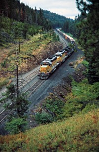 Eastbound Union Pacific Railroad freight train crossing the Blue Mountains near Kamela, Oregon, on August 13, 1978. Photograph by John F. Bjorklund, © 2016, Center for Railroad Photography and Art. Bjorklund-89-21-10
