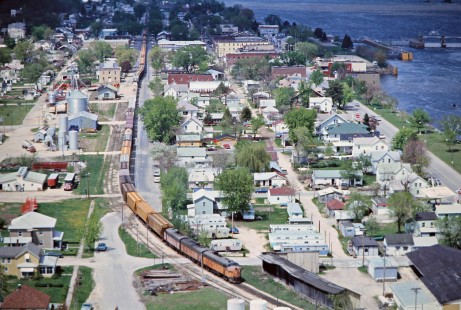 Southbound Milwaukee Road freight train passing through Bellevue, Iowa, along the Mississippi River on April 24, 1977. Photograph by John F. Bjorklund, © 2016, Center for Railroad Photography and Art. Bjorklund-65-13-03