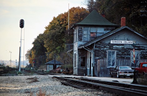 Milwaukee Road depot at Green Island, Iowa, on October 21, 1978. Photograph by John F. Bjorklund, © 2016, Center for Railroad Photography and Art. Bjorklund-67-17-02