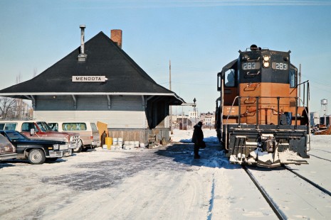 Southbound Milwaukee Road locomotive at Mendota, Illinois, on January 22, 1977. Photograph by John F. Bjorklund, © 2016, Center for Railroad Photography and Art. Bjorklund-65-12-06