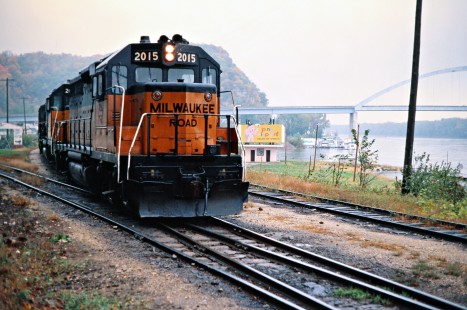 Southbound Milwaukee Road freight train in Marquette, Iowa, on September 30, 1977. Photograph by John F. Bjorklund, © 2016, Center for Railroad Photography and Art. Bjorklund-65-22-18