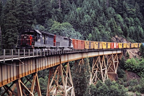 Eastbound Southern Pacific Railroad freight train crossing Salt Creek Trestle at Heather, Oregon, on July 21, 1979. Photograph by John F. Bjorklund, © 2016, Center for Railroad Photography and Art. Bjorklund-85-04-09