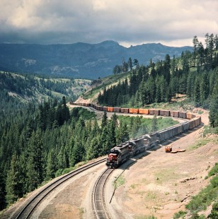 Westbound Southern Pacific Railroad freight train at Andover, California, in July 1977. Photograph by John F. Bjorklund, © 2016, Center for Railroad Photography and Art. Bjorklund-85-01-07