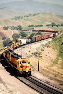 Eastbound Atchison, Topeka and Santa Fe freight train on Southern Pacific Railroad track in Allard, California, on April 13, 1989. Photograph by John F. Bjorklund, © 2016, Center for Railroad Photography and Art. Bjorklund-87-21-09