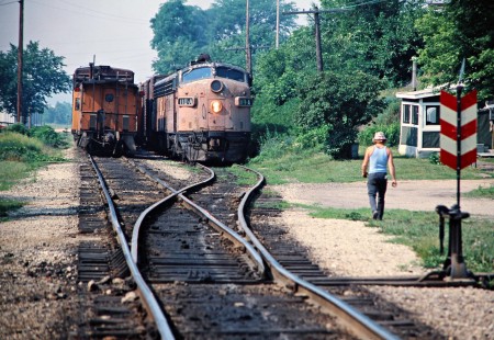 Eastbound and westbound Milwaukee Road freight trains meet in Dubuque, Iowa, on May 28, 1977. Photograph by John F. Bjorklund, © 2016, Center for Railroad Photography and Art. Bjorklund-65-14-10