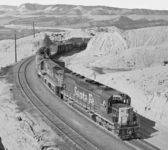 Eastbound Atchison, Topeka and Santa Fe Railway freight train approaches Cajon Summit in June 1968. Photograph by J. Parker Lamb, © 2017, Center for Railroad Photography and Art. Lamb-02-100-09