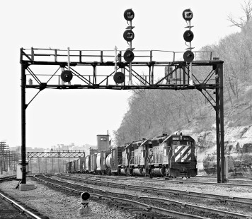 Southbound Burlington Northern Railroad freight train passes Dayton's Bluff en route to yard in St. Paul, Minnesota, in May 1975. Photograph by J. Parker Lamb, © 2017, Center for Railroad Photography and Art. Lamb-02-104-05