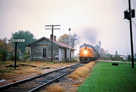 Eastbound Milwaukee Road freight train at Monona, Iowa, on September 30, 1977. Photograph by John F. Bjorklund, © 2016, Center for Railroad Photography and Art. Bjorklund-65-21-08
