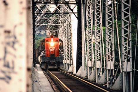 Westbound Southern Pacific Railroad freight train crossing Willamette River at Lake Oswego, Oregon, on June 18, 1988. Photograph by John F. Bjorklund, © 2016, Center for Railroad Photography and Art. Bjorklund-87-04-07
