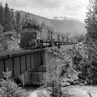 British Columbia Railway extra freight train no. 725 north climbs upgrade at Green River bridge in June 1978. Photograph by J. Parker Lamb, © 2017, Center for Railroad Photography and Art. Lamb-02-109-09