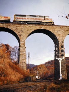 Westbound Erie Lackawanna Railway freight train on the Starrucca Viaduct at Lanesboro, Pennsylvania, on October 19, 1974. Photograph by John F. Bjorklund, © 2016, Center for Railroad Photography and Art. Bjorklund-54-27-12