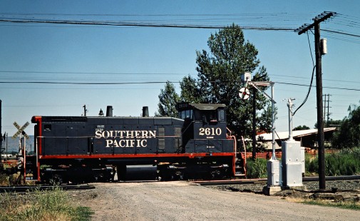 Southern Pacific Railroad switcher passing a wig-wag crossing signal at Klamath Falls, Oregon, on July 24, 1982. Photograph by John F. Bjorklund, © 2016, Center for Railroad Photography and Art. Bjorklund-86-09-10