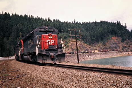 Westbound Southern Pacific Railroad freight train in Westfir, Oregon, on April 16, 1975. Photograph by John F. Bjorklund, © 2016, Center for Railroad Photography and Art. Bjorklund-84-09-05