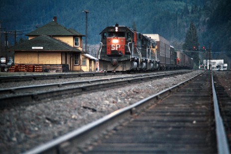 Eastbound Southern Pacific Railroad freight train passing the depot at Oakridge, Oregon, on April 16, 1975. Photograph by John F. Bjorklund, © 2016, Center for Railroad Photography and Art. Bjorklund-84-09-02