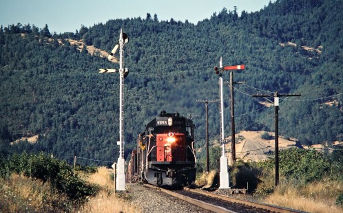 Westbound Southern Pacific Railroad freight train passing semaphore signals at Sutherlin, Oregon, on July 23, 1979. Photograph by John F. Bjorklund, © 2016, Center for Railroad Photography and Art. Bjorklund-85-09-14