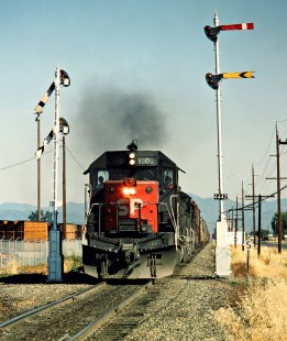 Westbound Southern Pacific Railroad freight train passing semaphore signals in Medford, Oregon, on July 20, 1982. Photograph by John F. Bjorklund, © 2016, Center for Railroad Photography and Art. Bjorklund-85-21-01