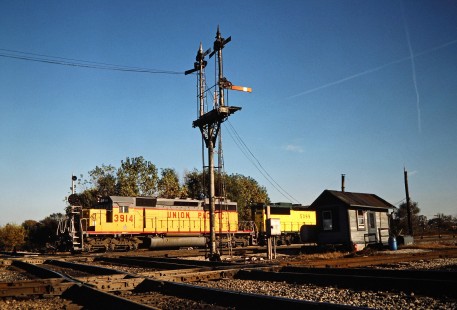 Northbound Union Pacific Railroad locomotives passing semaphore signals at Brighton Park in Chicago, Illinois, on October 25, 1987. Photograph by John F. Bjorklund, © 2016, Center for Railroad Photography and Art. Bjorklund-35-25-03