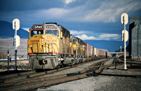 Westbound Union Pacific Railroad freight train in Biggs, Oregon, on December 1, 1977. Photograph by John F. Bjorklund, © 2016, Center for Railroad Photography and Art. Bjorklund-89-14-02