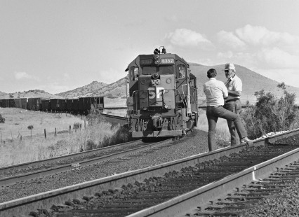 Locomotive moves at the west end of Paisano siding: An eastbound train has lost one of its five units, and the dispatcher has decided to swap a unit with a westbound on the siding. Here the five westbound units wait for those from the eastbound train in October 1984. Photograph by J. Parker Lamb, © 2017, Center for Railroad Photography and Art. Lamb-02-087-02