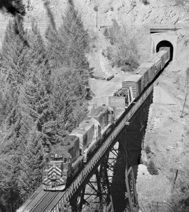 Eastbound Western Pacific Railroad freight train crosses Feather River as it approaches Keddie, California, in April 1972. Photograph by J. Parker Lamb, © 2017, Center for Railroad Photography and Art. Lamb-02-102-03