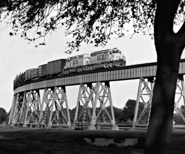 Northbound Kansas City Southern Railway freight train on Mississippi River bridge after departing Baton Rouge, Louisiana, in April 1975. Photograph by J. Parker Lamb, © 2016, Center for Railroad Photography and Art. Lamb-02-071-09