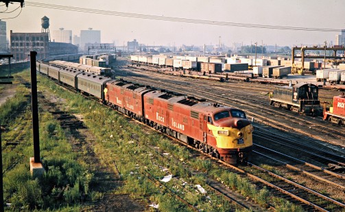 Inbound Rock Island commuter train approaching LaSalle Street Station at Roosevelt Road in Chicago, Illinois, on August 18, 1972. Photograph by John F. Bjorklund, © 2016, Center for Railroad Photography and Art. Bjorklund-82-03-03