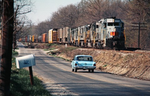 Eastbound Louisville and Nashville Railroad freight train at Anchorage, Kentucky, on April 9, 1977. Photograph by John F. Bjorklund, © 2016, Center for Railroad Photography and Art. Bjorklund-71-02-05