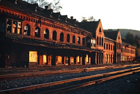 Conrail's former Erie Lackawanna Railway depot at Susquehanna, Pennsylvania, on October 3, 1976. Photograph by John F. Bjorklund, © 2016, Center for Railroad Photography and Art. Bjorklund-56-04-03