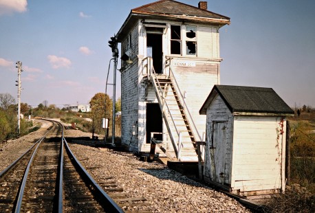 Tower at Vienna Junction, Illinois, on November 1, 1986. Photograph by John F. Bjorklund, © 2016, Center for Railroad Photography and Art. Bjorklund-90-29-03