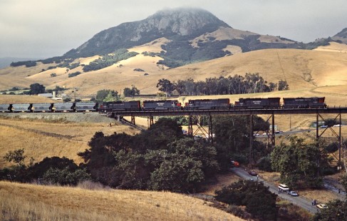 Westbound Southern Pacific Railroad freight train at Stenner Creek in San Luis Obispo, California, on June 20, 1984. Photograph by John F. Bjorklund, © 2016, Center for Railroad Photography and Art. Bjorklund-86-16-10
