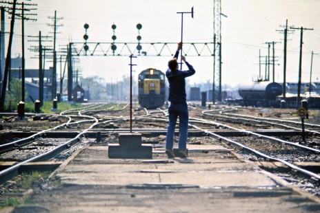 Operator hanging orders for eastbound Erie Lackawanna Railway freight train in Marion, Ohio, on May 12, 1973. Photograph by John F. Bjorklund, © 2016, Center for Railroad Photography and Art. Bjorklund-54-10-10