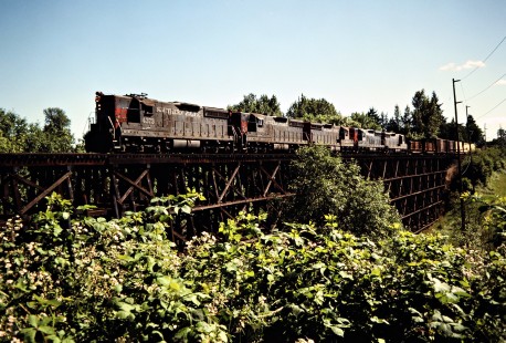 Eastbound Southern Pacific Railroad freight train in Newburg, Oregon, on June 18, 1988. Photograph by John F. Bjorklund, © 2016, Center for Railroad Photography and Art. Bjorklund-87-06-09