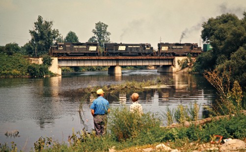 Westbound Penn Central freight train crossing the Huron River in Ann Arbor, Michigan, on August 25, 1973. Photograph by John F. Bjorklund, © 2016, Center for Railroad Photography and Art. Bjorklund-79-24-11
