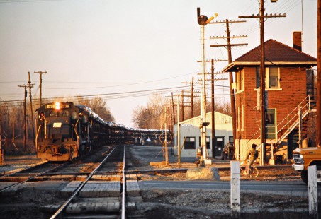 Eastbound Penn Central freight train ML12 at Chesapeake and Ohio Railway crossing in Carleton, Michigan, on December 1, 1973. Photograph by John F. Bjorklund, © 2016, Center for Railroad Photography and Art. Bjorklund-79-25-10