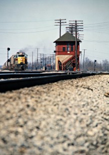 Eastbound Erie Lackawanna Railway freight train passing RU Tower in Sterling, Ohio, on March 20, 1976. Photograph by John F. Bjorklund, © 2016, Center for Railroad Photography and Art. Bjorklund-55-27-05