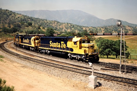 Eastbound Atchison, Topeka and Santa Fe freight train on Southern Pacific Railroad track at the Tehachapi Loop in Walong, California, on April 14, 1989. Photograph by John F. Bjorklund, © 2016, Center for Railroad Photography and Art. Bjorklund-87-24-12