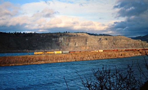Westbound Union Pacific Railroad freight train along the Columbai River at The Dalles, Oregon, on December 1, 1977. Photograph by John F. Bjorklund, © 2016, Center for Railroad Photography and Art. Bjorklund-89-15-13