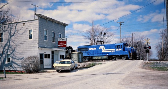 Eastbound Conrail freight train in Elliston, Ohio, on April 15, 1978. Photograph by John F. Bjorklund, © 2016, Center for Railroad Photography and Art. Bjorklund-81-04-12