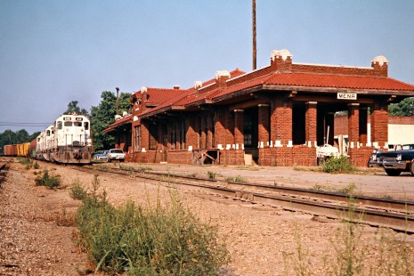 Northbound Kansas City Southern Railway freight train at station in Mena, Arkansas, on July 18, 1977. Photograph by John F. Bjorklund, © 2016, Center for Railroad Photography and Art. Bjorklund-61-12-15