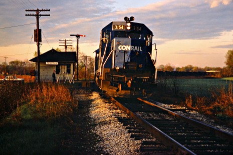 Northbound Conrail freight train on Chesapeake and Ohio Railway at Kanauga, Ohio, on April 21, 1979. Photograph by John F. Bjorklund, © 2016, Center for Railroad Photography and Art. Bjorklund-81-13-26