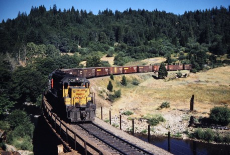 Westbound Southern Pacific Railroad freight train along the Sacramento River in Dunsmuir, California, on July 25, 1979. Photograph by John F. Bjorklund, © 2016, Center for Railroad Photography and Art. Bjorklund-85-14-09